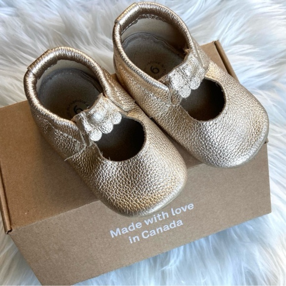 Hey Folks Canadian made gold moccasin sz 6